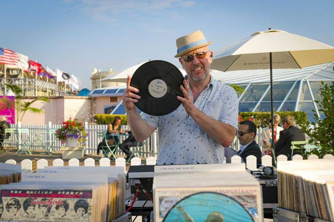 Didier Perreau – Universal DJ avec son bar à vinyles au Festival du Film Américain de Deauville, Normandie